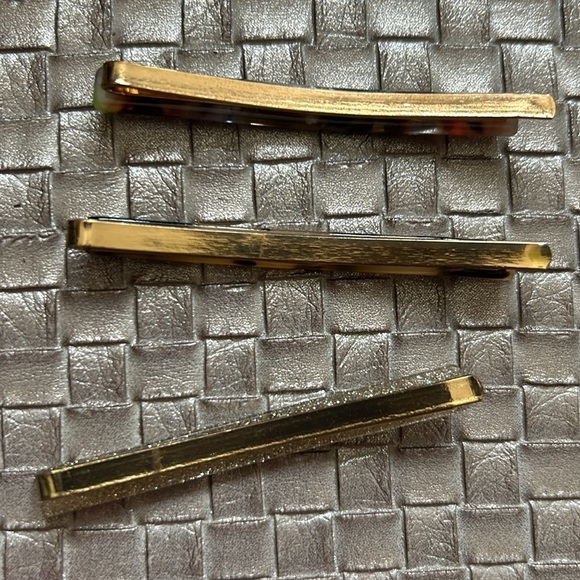 Bundle of bobby pins and barrettes - Picture 3 of 3